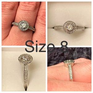 💎 Round CZ diamond halo ring.